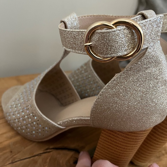 Size 38 dress shoe.  Only worn for 2 hours at my wedding - Picture 4 of 5